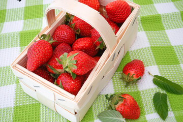 ERdbeeren am Stück mit grün in einem Holzkorb 