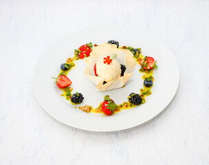 Vanilleeis im Strudelteig mit Beeren und Pesto süß sauer 