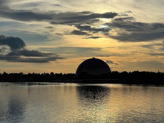 Obraz premium A Serene Summer Sunset on the Calm Ocean Coastline.
