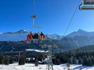 Fototapeta premium 4pers. High speed chairlift (detachable) Pedra Grossa or 4er Hochgeschwindigkeits-Sesselbahn (Kuppelbar) Pedra Grossa in the Swiss winter resorts of Valbella and Lenzerheide - Switzerland (Schweiz)