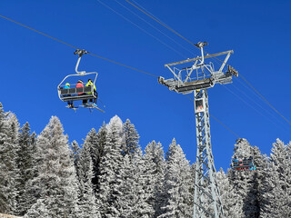 4pers. High speed chairlift (detachable) Pedra Grossa or 4er Hochgeschwindigkeits-Sesselbahn (Kuppelbar) Pedra Grossa in the Swiss winter resorts of Valbella and Lenzerheide - Switzerland (Schweiz)