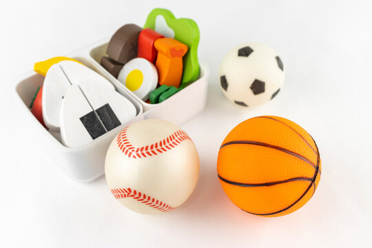 玩具のボールとお弁当。スポーツで弁当を食べるイメージ