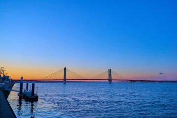 Fototapeta na wymiar 千葉県銚子市と茨城県神栖市に架かる銚子大橋の夕景を河岸公園から見る