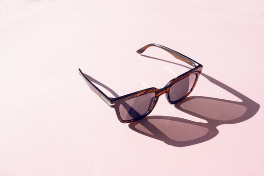 Sonnenbrille auf rosa Hintergrund