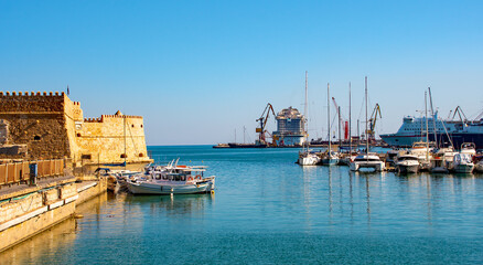 Blick auf die Burg Koules mit blauem Himmel  Ficherboote im Hafen von Heraklion, Kreta, Griechenland, Europa  