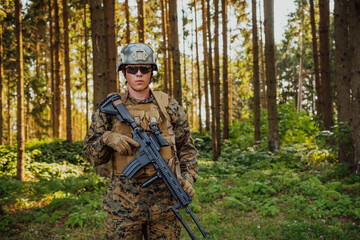 Fototapeta premium A modern warfare soldier on war duty in dense and dangerous forest areas. Dangerous military rescue operations