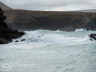 Hohe Wellen an der felsigen Küste bei Ajuy auf Fuerteventura, Kanarische Inseln