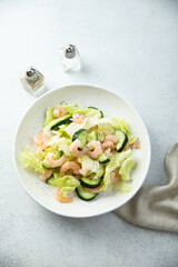 Leaf salad with cucumber and shrimps