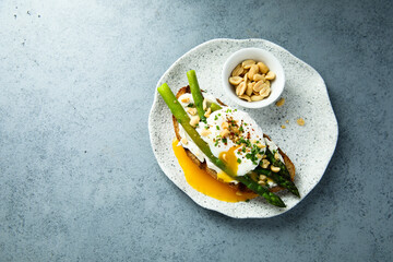 Healthy asparagus toast with poached egg