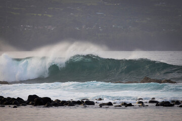 Costa volcánica de la isla grande de Hawaii