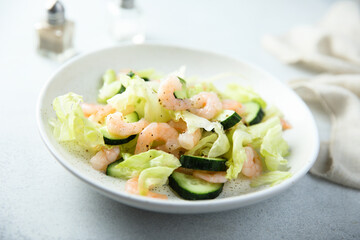 Leaf salad with cucumber and shrimps