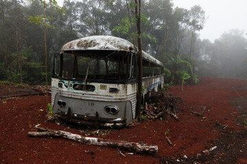 Autobús abandonado en Entorno natural y vegetación de las islas de Hawaii, 