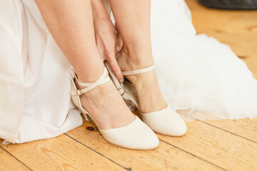 Braut zieht die Schuhe für die Hochzeit an