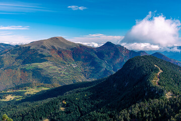 Obraz na płótnie Canvas Autumn view in the beautiful mountains. (Peak of Taga, Pyrenees Mountains, Spain)