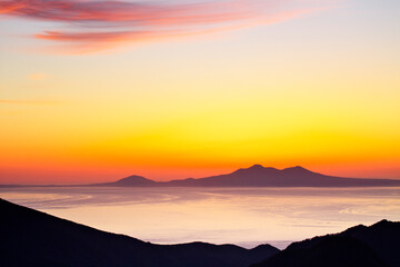 朝焼けの国後島（知床峠ー羅臼町）