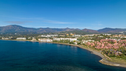 Fototapeta premium vista de la playa de Guadalmansa en la costa de Estepona, España
