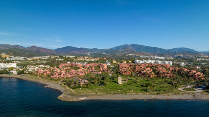vista de la playa de Guadalmansa en la costa de Estepona, Espa&ntilde;a