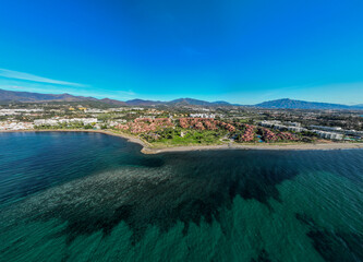 vista de la playa de Guadalmansa en la costa de Estepona, Málaga	