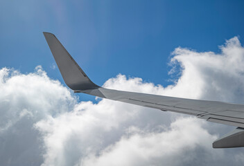飛行機の翼と青空と雲