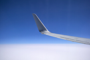 飛行機の翼と青空
