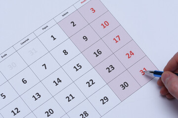Kalendarz z długopisem wskazującym ostatni 31 dzień miesiąca  - obrazy, fototapety, plakaty