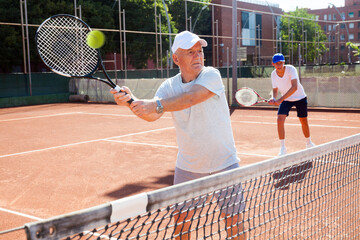 tennis players of different generations playing tennis court