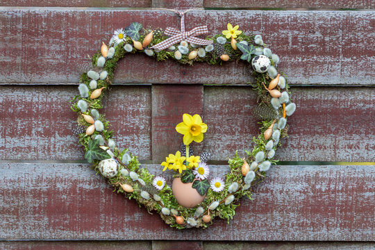 Frühlings-Kranz in Herzform mit Moos, Weidenkätzchen, Steckzwiebeln und Narzissen-Blüte	
