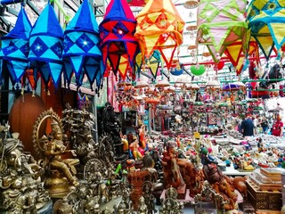 Naklejka premium Statues and paper lanterns stale at Singapor Little India Market