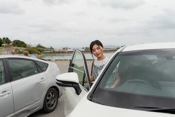 沖縄でレンタカーに乗る女性