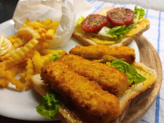 Fischstäbchen auf Toast mit Pommes Frites