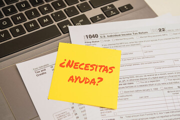 Need help text in spanish on sticky notes with 1040 tax forms, United States tax form. US individual income tax return. Accountant working with US tax forms