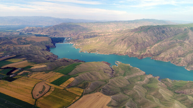 Tex kush tower according to the reservoir in xinjiang: embedded in alpine grassland of emeralds