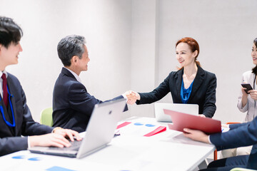 契約を締結するビジネスパーソン