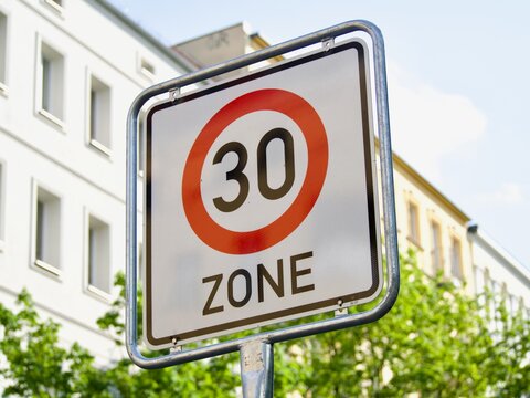 Typical 30 kmh speed limit sign used in Germany
