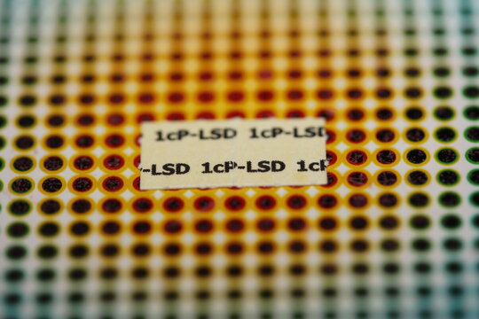 White self made lsd papers colorful drugs macro background and wallpapers in super fine high quality psychedelic hippie indigo trance prints Lsd trip -Fotos und -Bildmaterial in hoher Aufl&ouml;sung