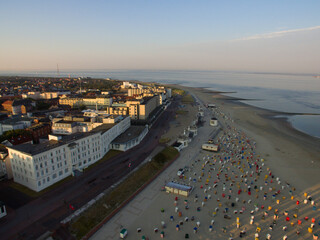Obraz premium Borkum Nordstrand und Promenade - Luftaufnahme von oben