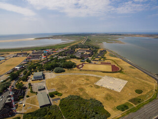 Blick über Borkum vom Hafen aus - Yachthafen Panoramaansicht Luftaufnahme von oben Schutzhafen Borkumanleger