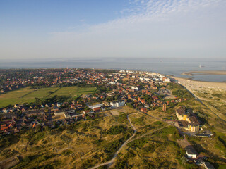 Borkum Nordstrand Panoramaansicht, Promenade und Nordstrand - Luftaufnahme von oben mit Dünenlandschaft und Stadt