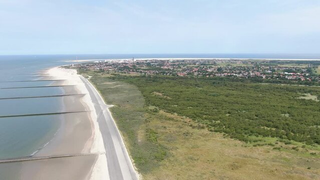 Luftaufnahme des imposanten Schwarzen Deichs auf der Nordseeinsel Borkum