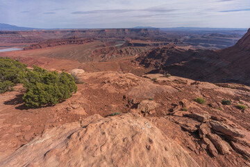 hiking the dead horse trail in dead horse point state park in utah, usa