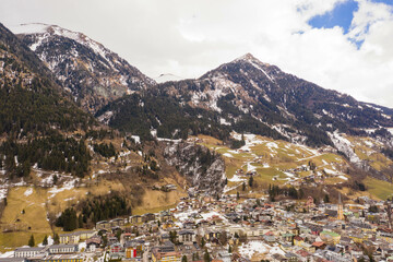 Obraz premium Drone photography of mountain alp town in mountain valley