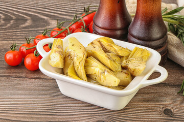 Grilled artichoke marinated in oil