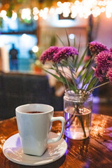 Cafe con flores moradas