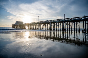 Naklejka premium Beautiful view of the pier at Newport Beach under dramatic cloudy sky, California