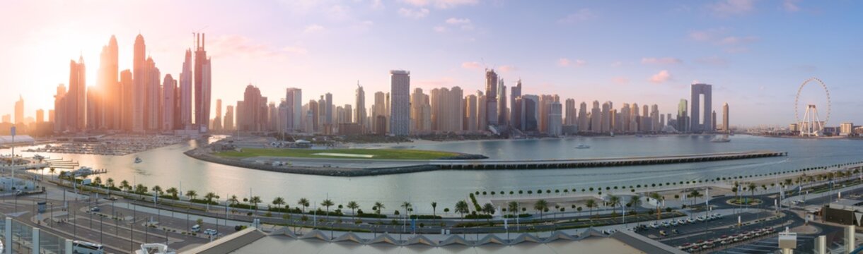 Stadtansicht mit Hochäusern von Dubai Marina bei Sonnenaufgang