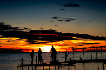Obraz premium The view of the setting sun has the beaches of the Hel Peninsula in Poland.