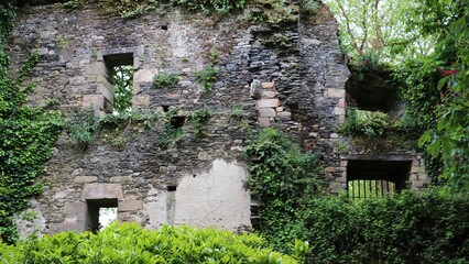 some windows are sticking out into the side of a building