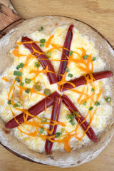 Pizza with mozzarella cheese, cheddar sauce, green onion and smoked sausages.	
