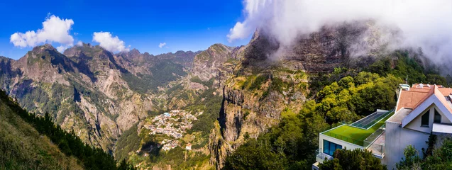 Schilderijen op glas Madeira travel and landmarks. Curral das Freiras ('Nuns Valley') - magnificent village located in the heart of island surrounded by highest mountains. © Freesurf