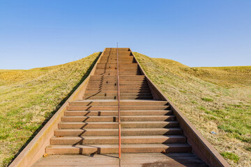 Obraz premium Sunny view of the Cahokia Mounds State Historic Site